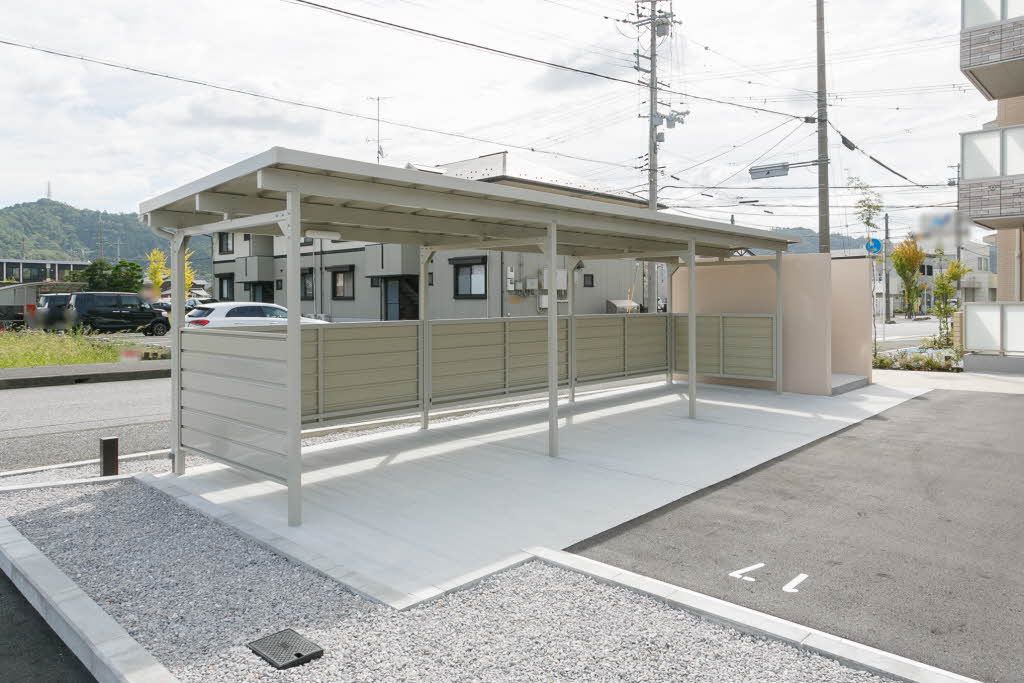 建物外観　【駐輪場】屋根付きの駐輪場。大事な自転車も雨でぬれる心配が…