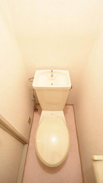トイレ　温水洗浄便座付きのトイレです♪
