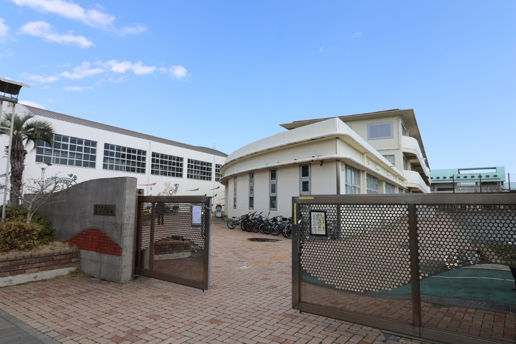小学校　藤沢市立高砂小学校（小学校）まで449m