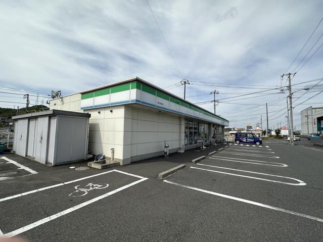 コンビニ　ファミリーマート里庄里見店（コンビニ）まで1704m