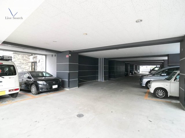 駐車場　駐車場があるので、車を買う予定の方も安心です