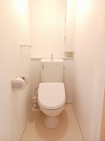 トイレ　落ち着いた色調のトイレです