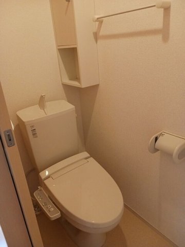 トイレ　落ち着いた色調のトイレです