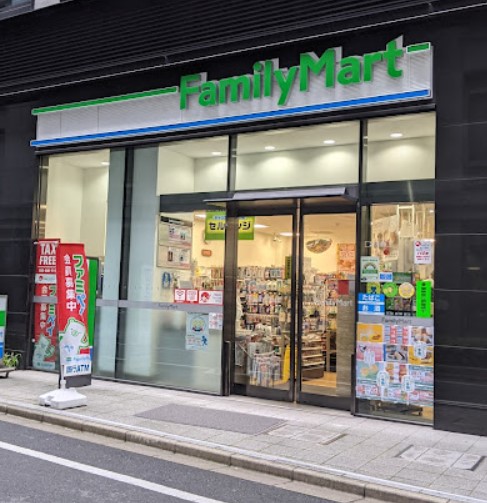 コンビニ　ファミリーマート 日本橋本町店（コンビニ）まで353m