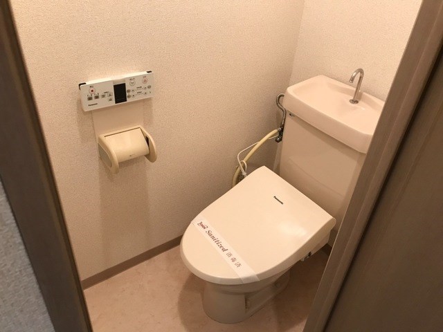 トイレ　嬉しいウォシュレット付のトイレです。