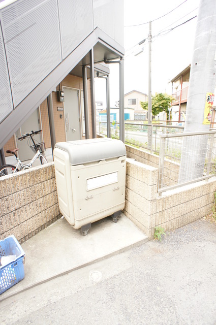 その他共有部分　蓋つきのゴミ捨て場。衛生的ですね♪
