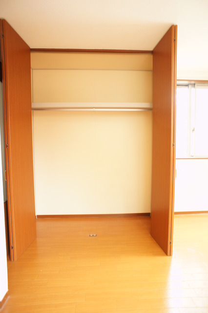 収納　パイプハンガーがあるので、畳まず衣類を掛ける事ができます