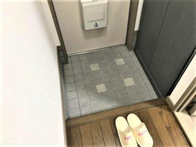 玄関　掲載写真は同型モデルを掲載しており実際のお部屋と仕様等が異な