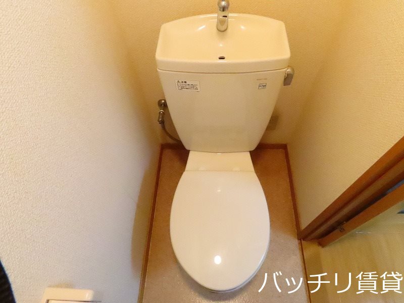 トイレ　画像は同型タイプの為現状を優先致します。