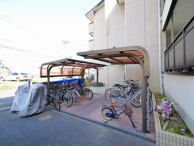 その他共有部分　駐輪場は屋根付きです