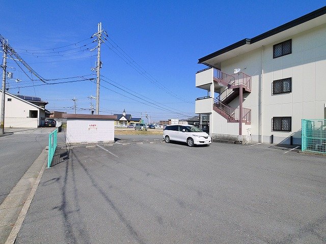駐車場　駐車スペースも広々してますね