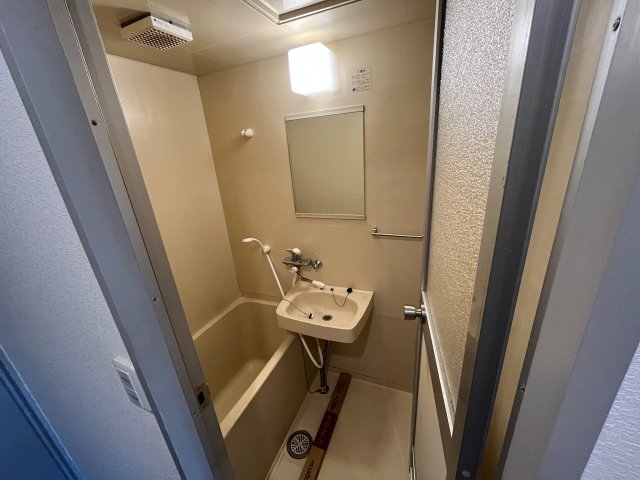 バス・シャワールーム　間取りが反転の同じマンションのお部屋です