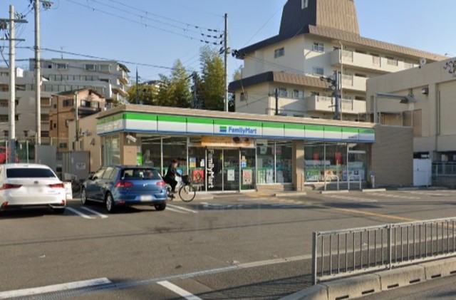 コンビニ　ファミリーマート　豊中東泉丘（コンビニ）まで823m