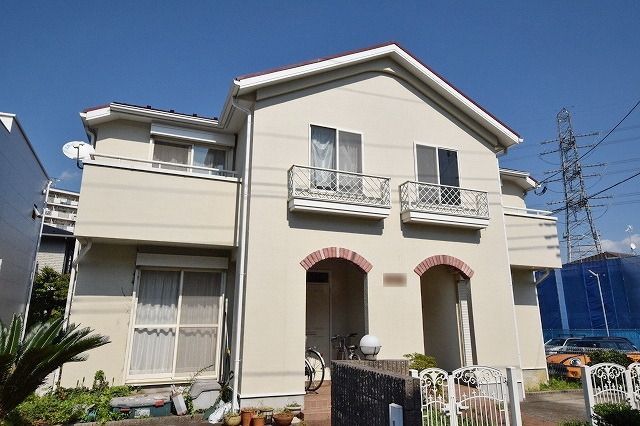建物外観　★閑静な住宅街の戸建感覚のテラスハウスです・駐車場一台付き★