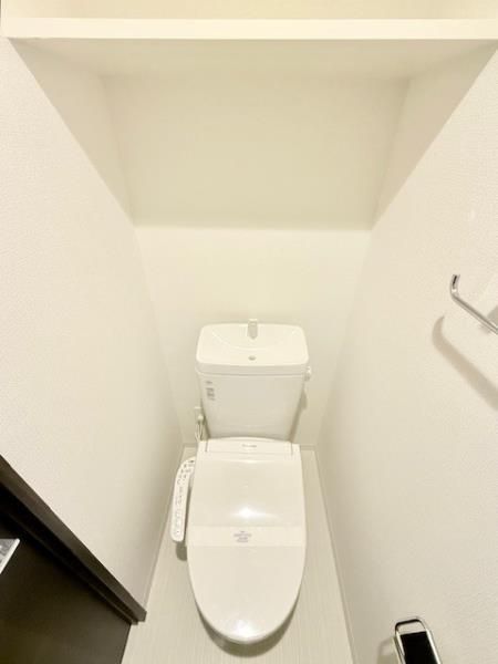 トイレ　落ち着いた色調のトイレです