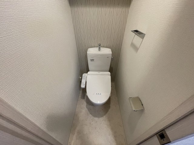 トイレ　落ち着いた色調のトイレです
