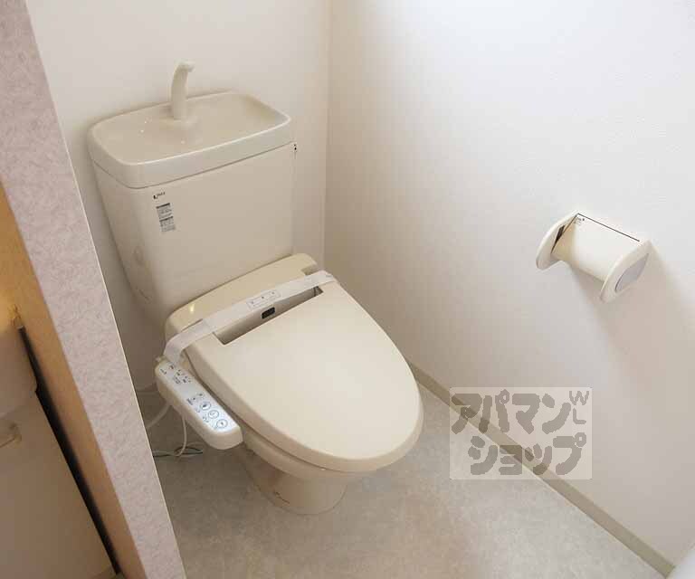 トイレ　ウォシュレット付き。