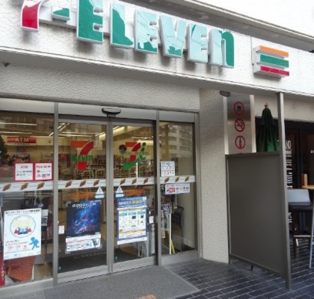 コンビニ　セブンイレブン北参道駅前店（コンビニ）まで133m