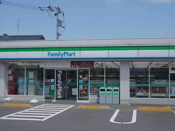 コンビニ　ファミリーマート（コンビニ）まで750m
