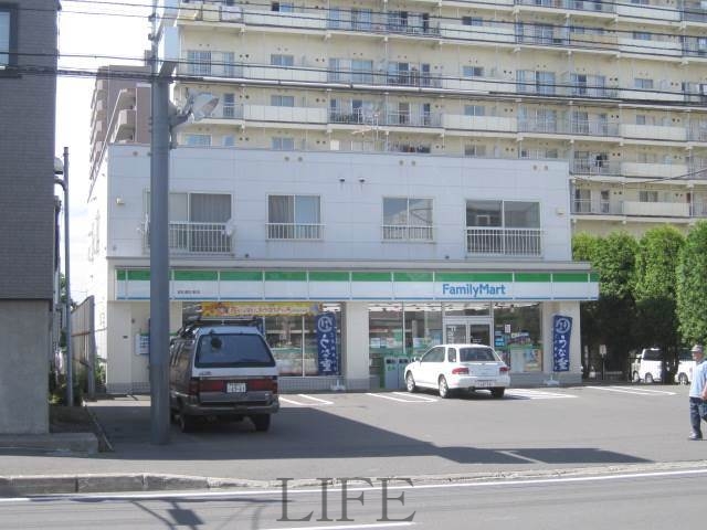 コンビニ　ファミリーマート東札幌6条店（コンビニ）まで141m