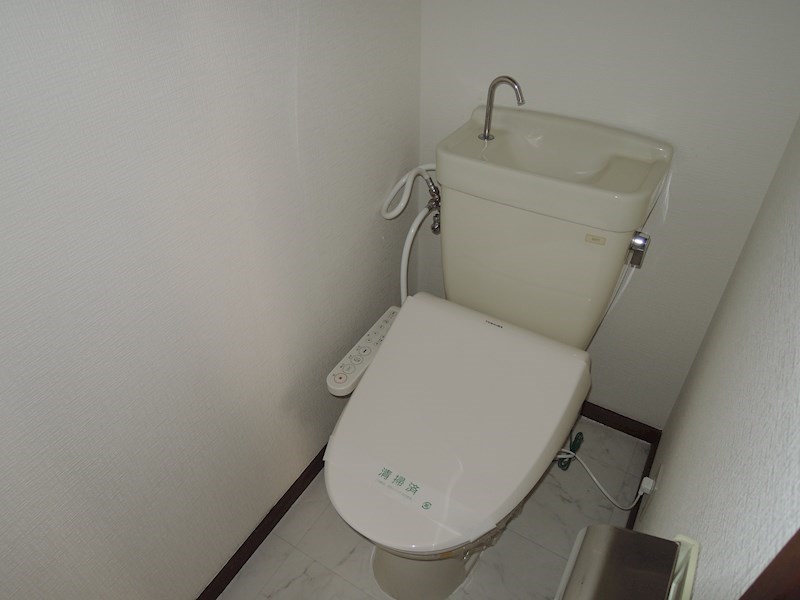 トイレ　トイレには快適な温水洗浄便座付（他室参照）