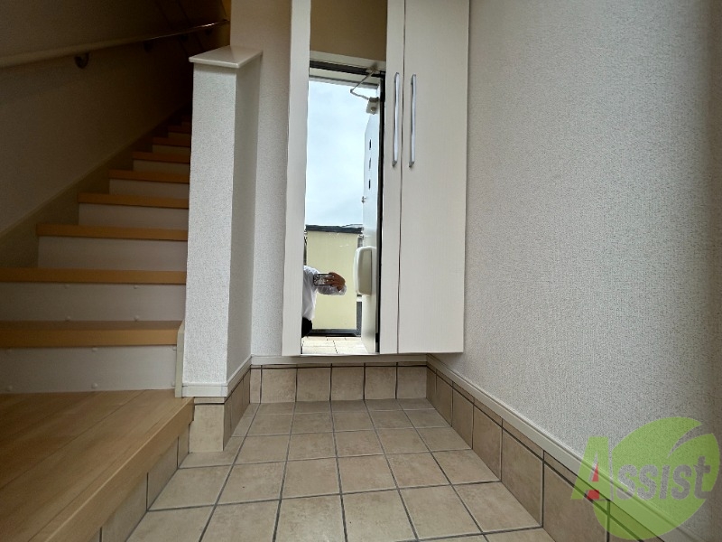 玄関　玄関からの様子です。すぐ部屋が見えないのは安心ですね。