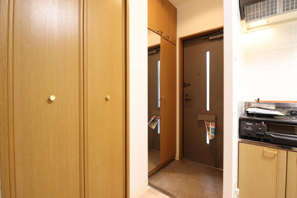 玄関　姿鏡付きのシューズbox付きの玄関♪