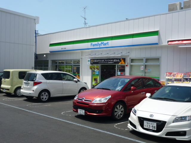 コンビニ　ファミリーマート（コンビニ）まで400m