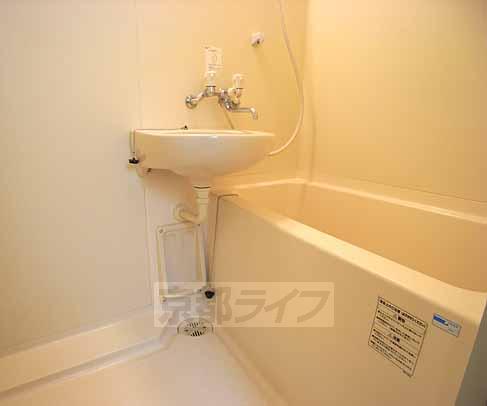 バス・シャワールーム　フロトイレ別々の浴室です。