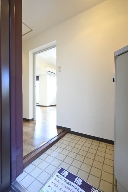 玄関　※別部屋参考写真