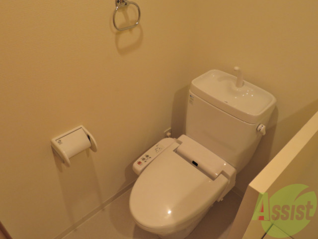 トイレ　シャワー付きトイレなので清潔感がありますね。