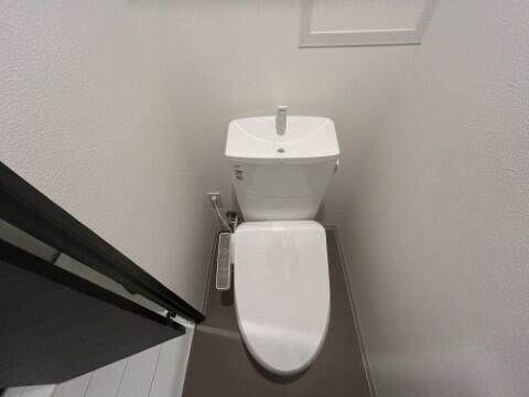 トイレ　温水洗浄便座です
