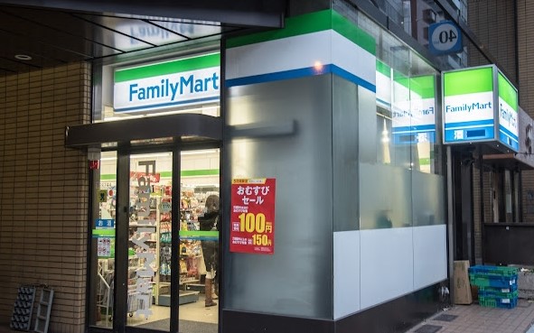 コンビニ　ファミリーマート神谷町駅前店（コンビニ）まで197m