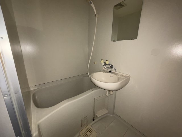 バス・シャワールーム　室内写真は補修前のものになります。
