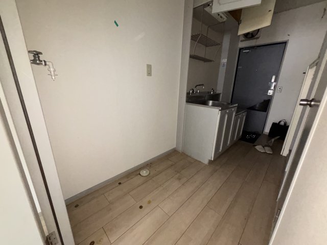 キッチン　室内写真は補修前のものになります。