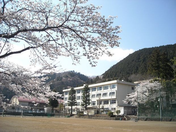 中学校　八王子市立恩方中学校（中学校）まで3023m