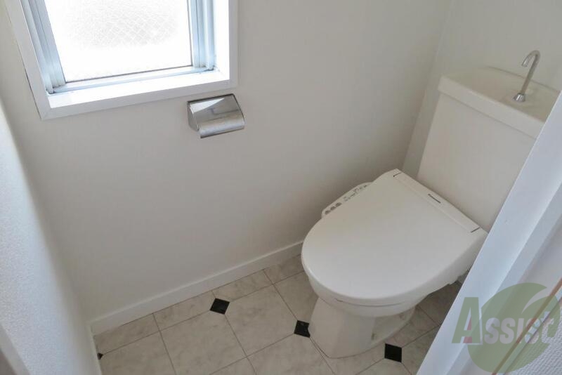 トイレ　トイレの窓や床もなかなかいい感じですねー