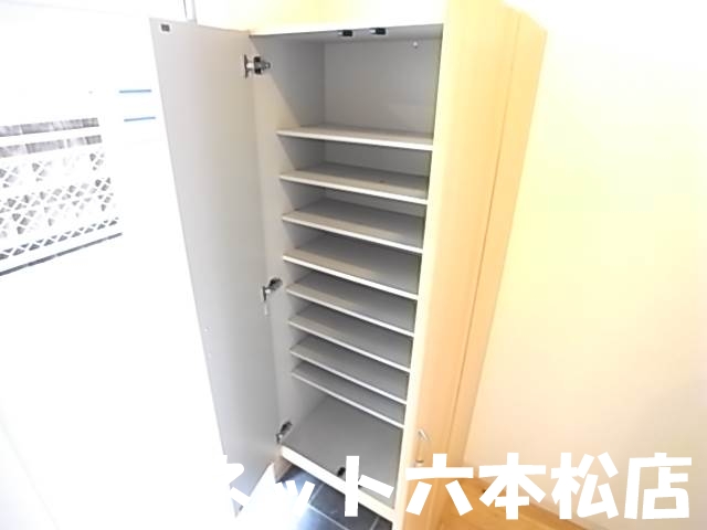 玄関　玄関収納もございます。