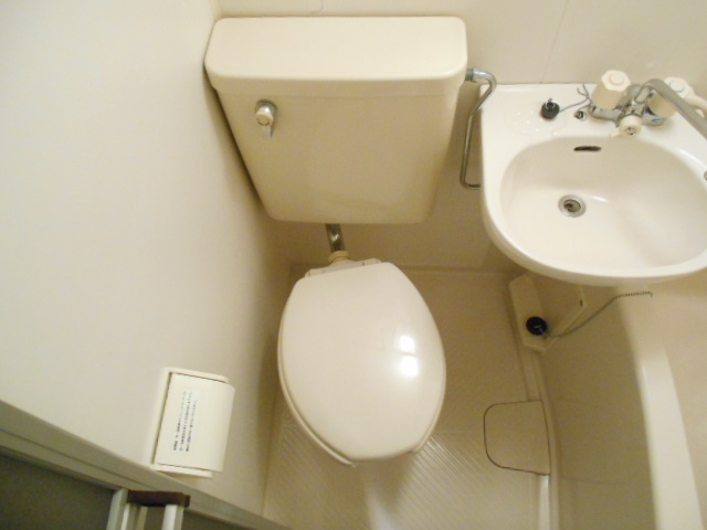 トイレ　シンプルなユニットバスのトイレです