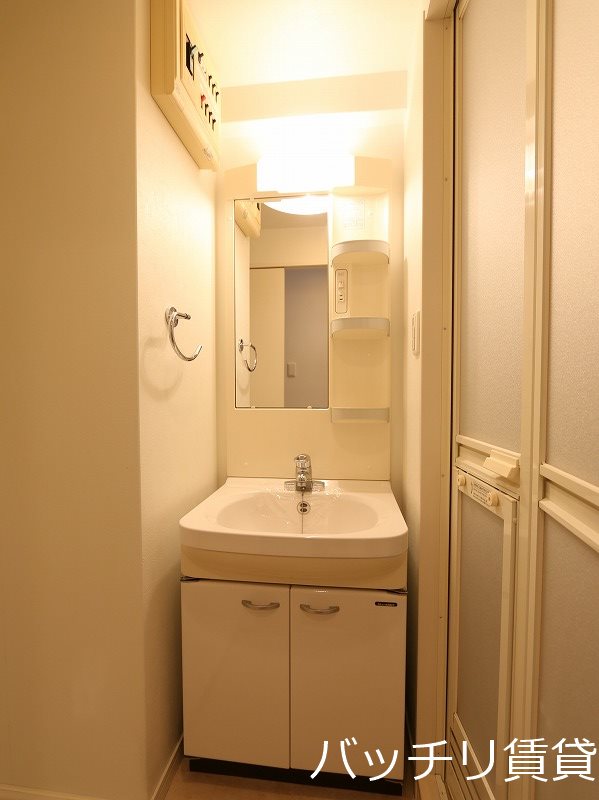 洗面設備　別部屋写真の為現状を優先致します。