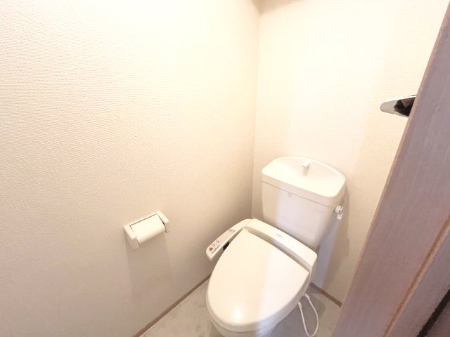 トイレ　イメージとして同建物他部屋を表示しています