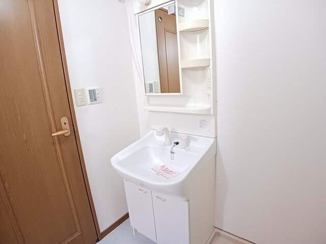 洗面設備　明るい洗面所です