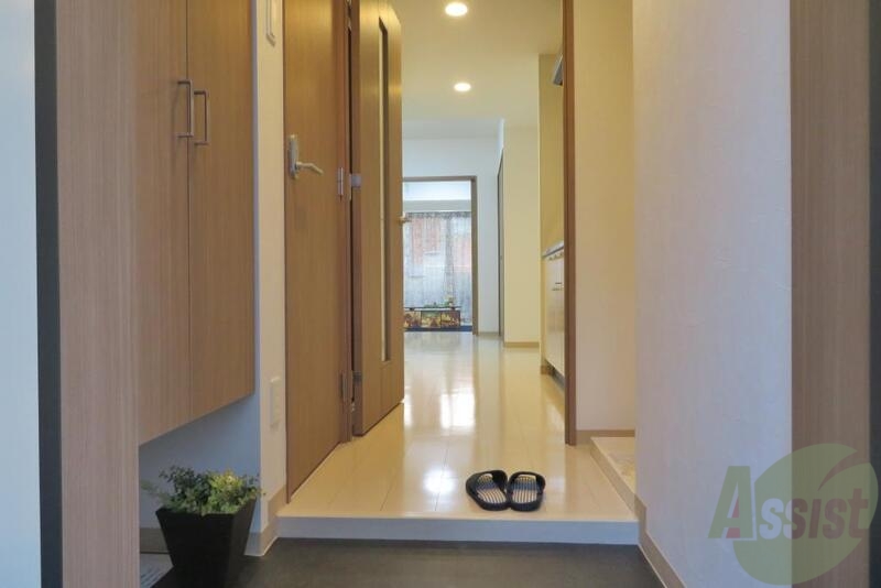 玄関　玄関を入ると、正面がお部屋、左手に洗面やお風呂トイレです