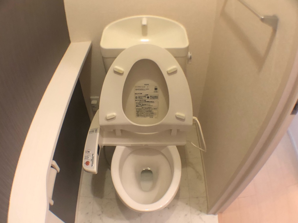 トイレ　温水洗浄便座付きのトイレです♪