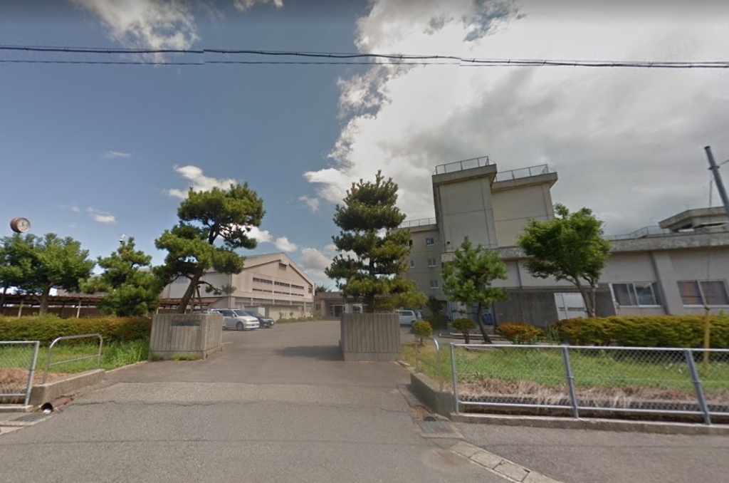 中学校　新潟市立曽野木中学校（中学校）まで923m