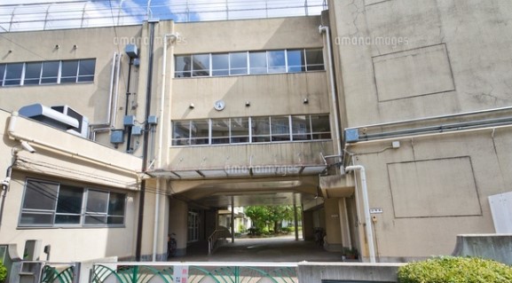 小学校　新宿区立落合第五小学校（小学校）まで564m