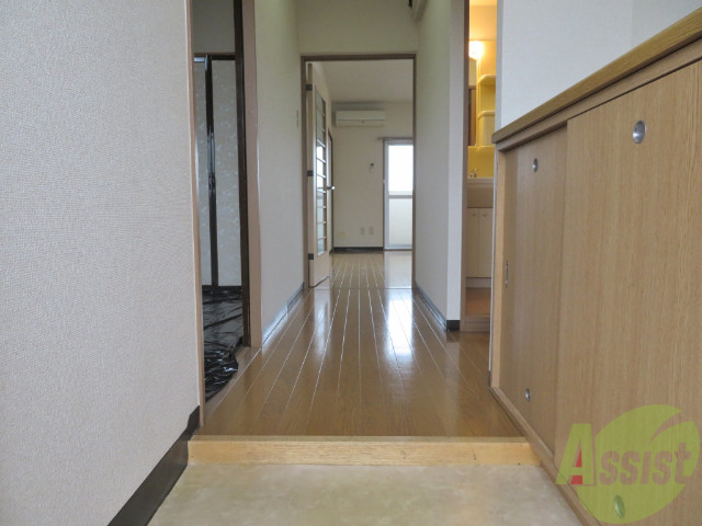 玄関　玄関はとても広く急な来客でも困りませんね
