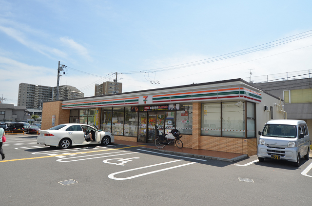 コンビニ　セブンイレブン高槻赤大路町店（コンビニ）まで594m