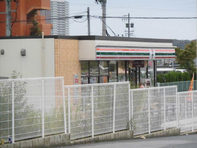 コンビニ　セブンイレブン日進梨子ノ木店（コンビニ）まで822m