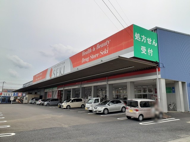 ドラックストア　ドラッグストアセキ 吉川店（ドラッグストア）まで500m